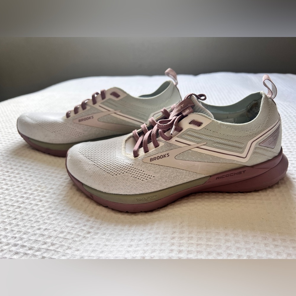 Brooks Womens Ricochet 3 1203481B159 Gray Lavendar Running Comfort Shoes…